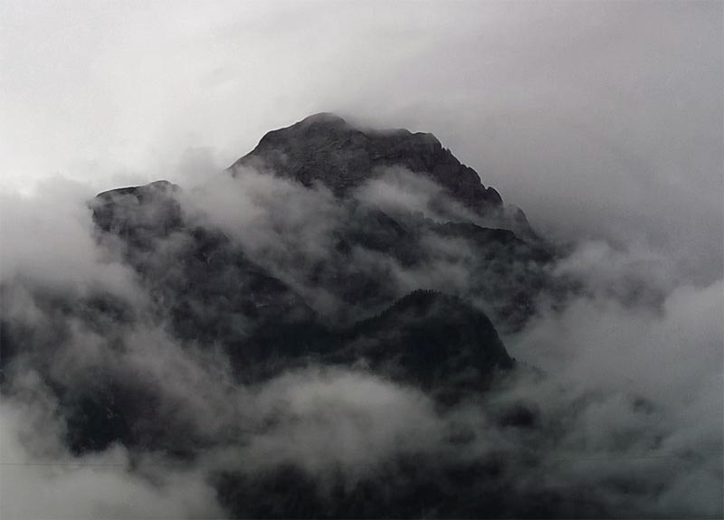 Nebelwolken in den Tiroler Bergen – die Saligen Fräulein