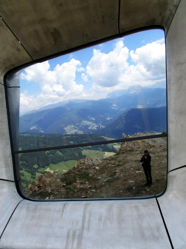 Selfie vor den Panoramafenstern des MMM Corones