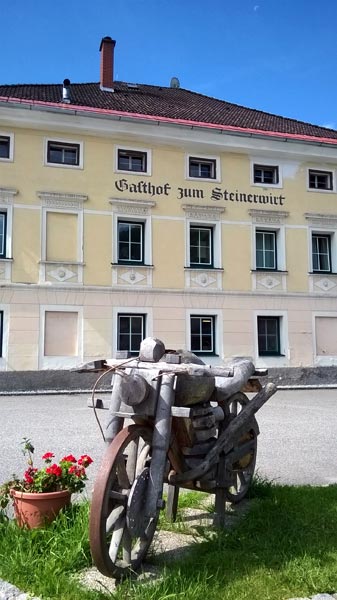 Steinerwirt in Predlitz mit hölzernem Motorrad